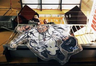 L’artista Mauro Pallotta porta a Napoli il suo Papa Francesco “superman”